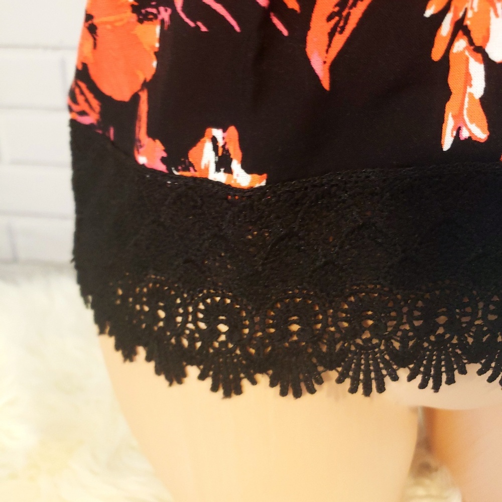 Crochet detail floral top - Picture 3 of 4